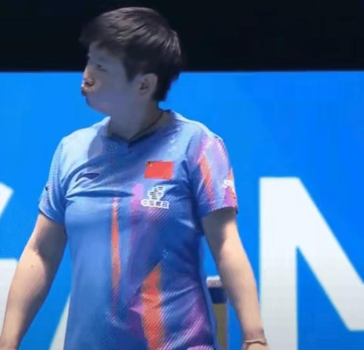 国乒团宠孙颖莎嘟嘟小嘴的模样太可爱了！赛场丢球后一秒嘟嘟嘴的小表情，腮帮子鼓鼓的