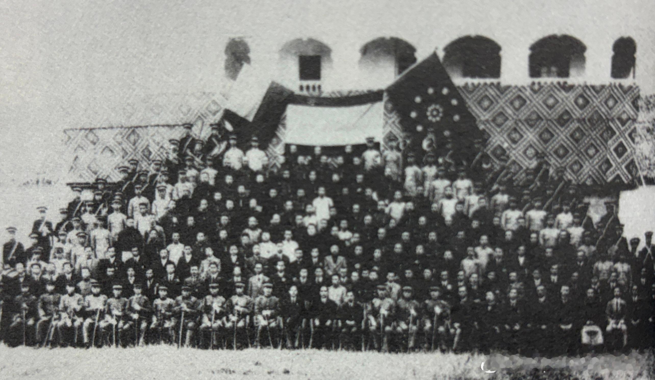 1921年5月5日孙中山在广州就任中华民国非常大总统，这是宣誓就职后合影历史影像