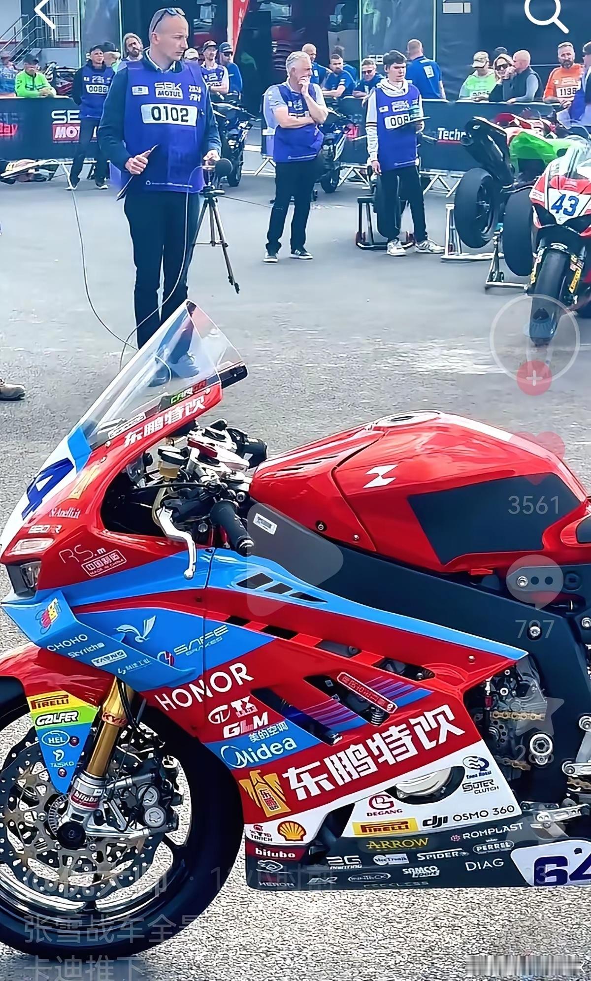 张雪机车在WSBK赛场上的最新涂装：1.原来的主广告位上的“ZXMOTO”换成“