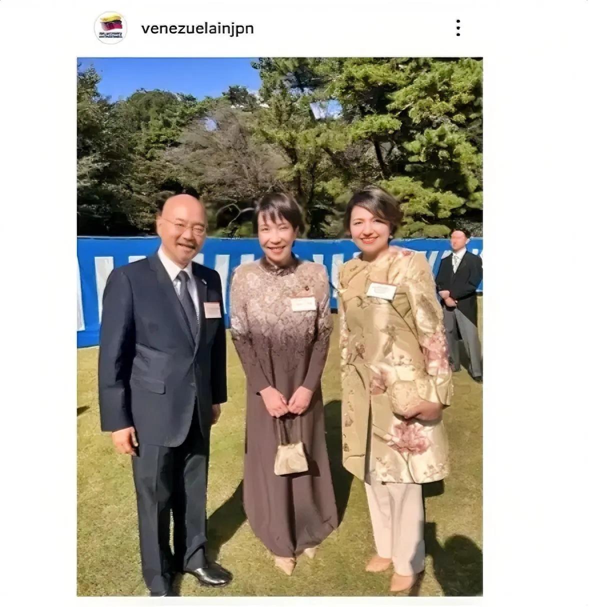 日本首相高市早苗赤坂御苑优雅亮相，一袭棕裙惊艳秋季游园会