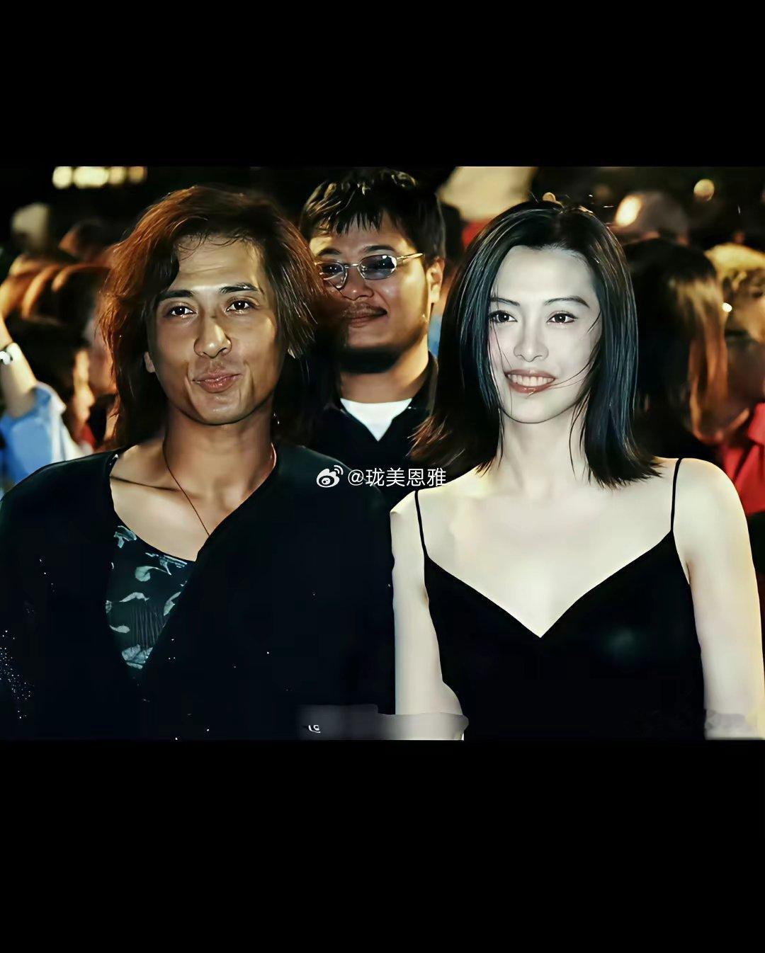 老王一张可以封神的照片她旁边站着的男人看着跟她格格不入！偏偏就是这个格格不入的男