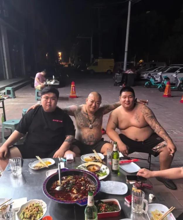 跟这样的大哥出来吃饭，需要注意什么