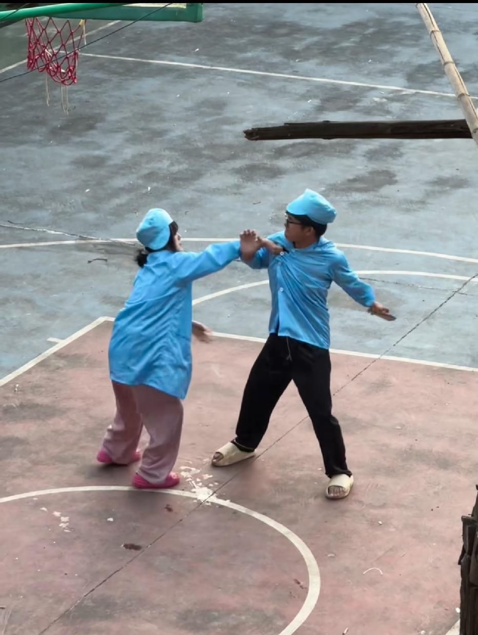 两个科学家在打架