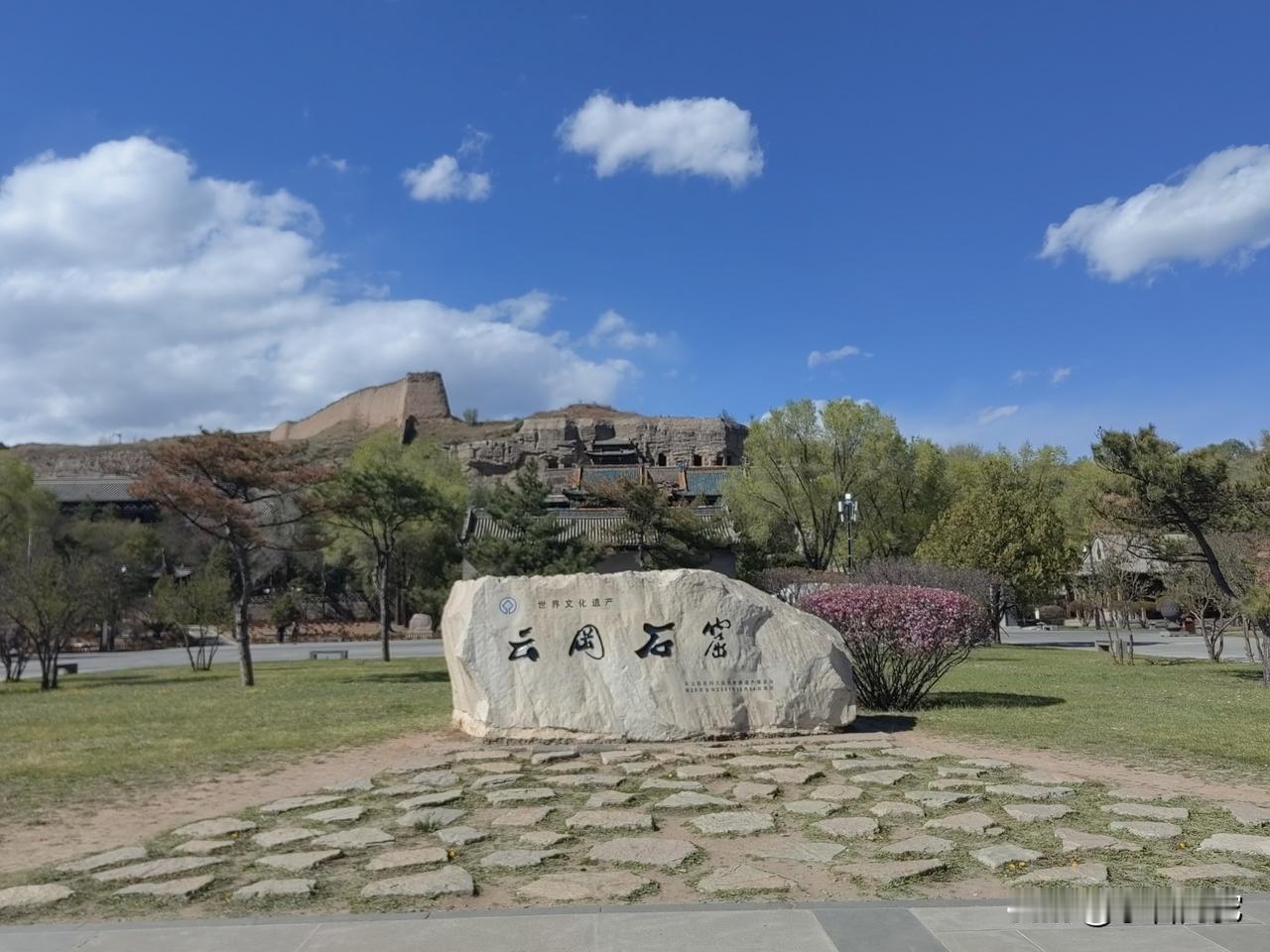 云冈石窟景区速记1，车位多如牛毛，到处都是停车场，可停车还是难，主要还是参观