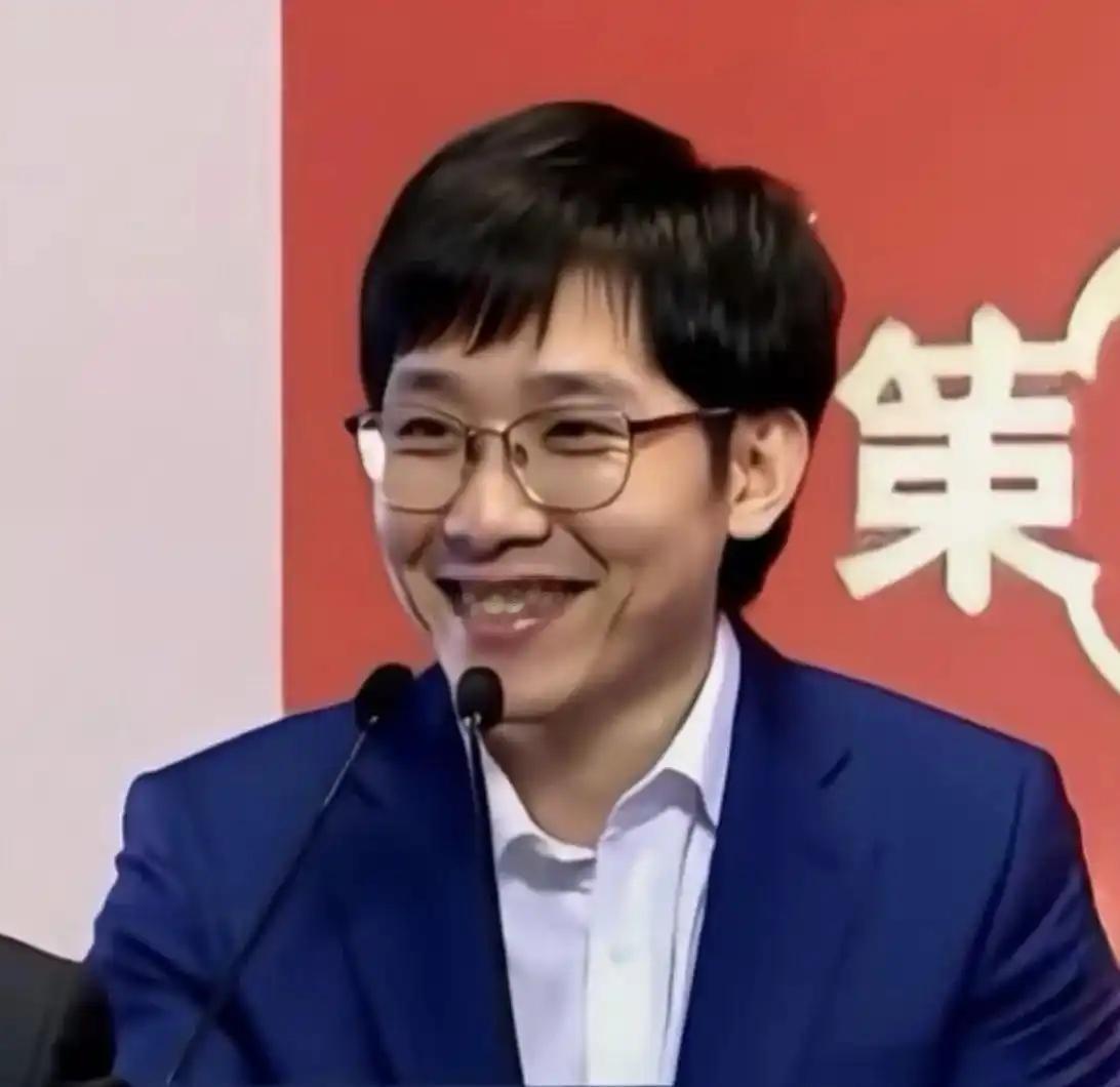 DeepSeek估值冲450亿美元！别再误算梁文锋身价网传国家大基金入局，全网疯