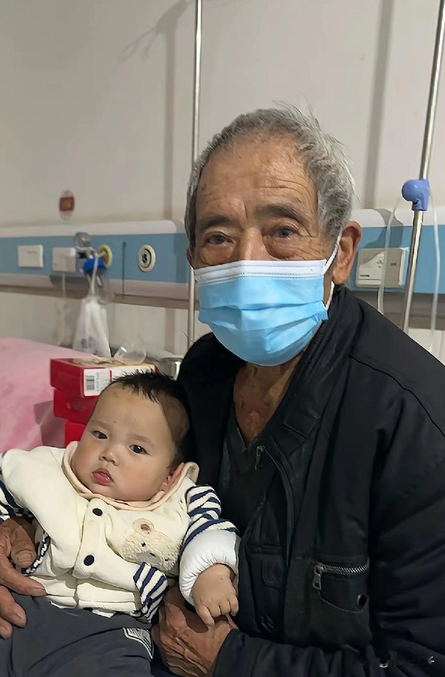 本是花甲之年，却还要奔波！[哭哭]爸爸去世，妈妈出走了，74岁的爷爷带着1岁孙