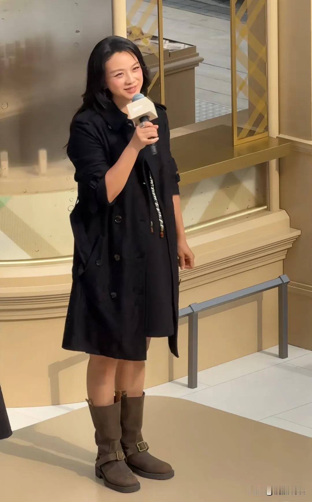 汤唯现身上海出席活动，这面相，这身材，孕味好浓啊！穿着黑色呢大衣的她，内搭长卫