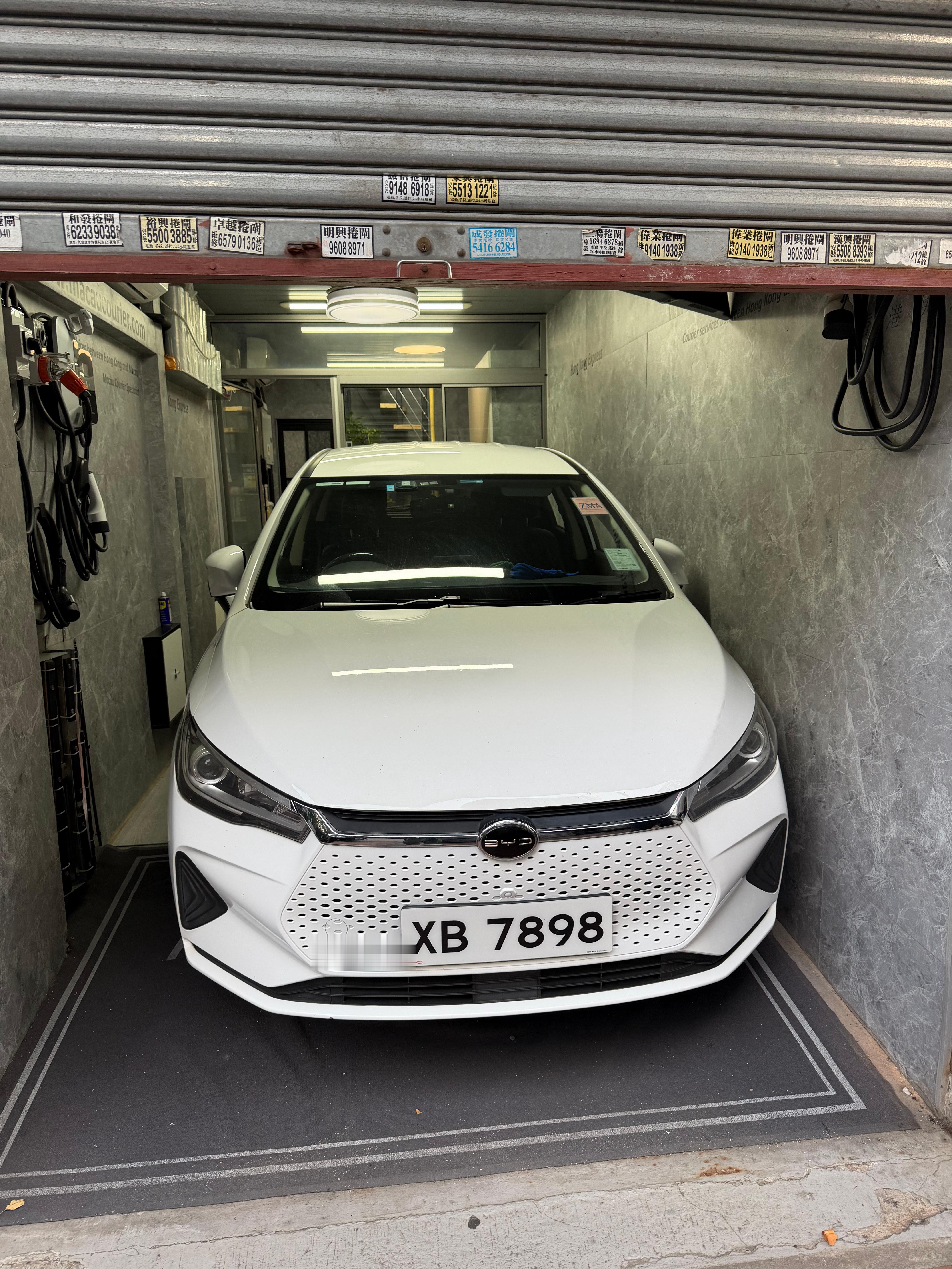 好奇，咋下来，两边都巨窄，后备箱？香港·九龙公园