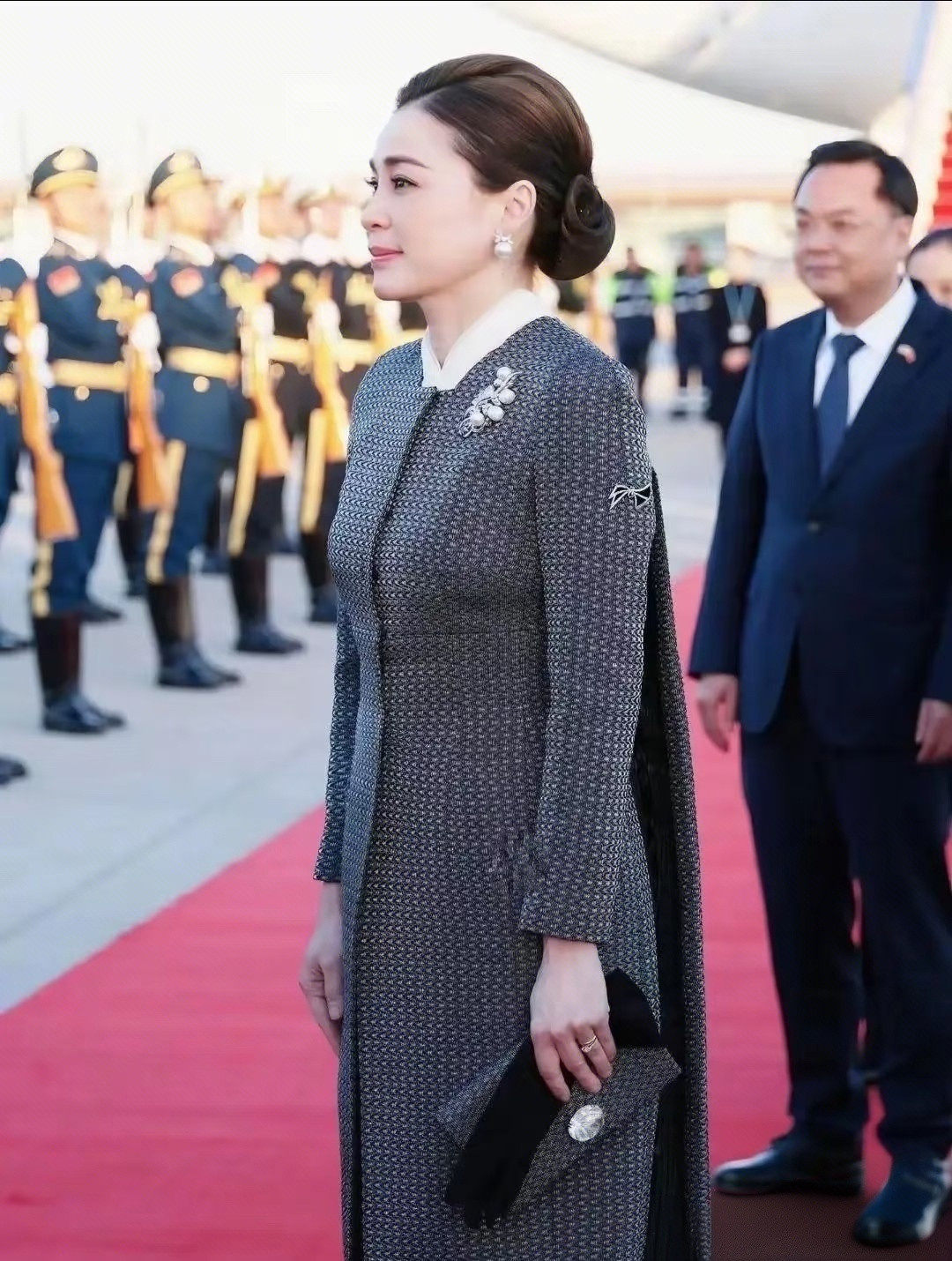 泰国王后苏提达中国行OOTD泰王中国行，王后苏提达给大家看留下深刻印象。王后端庄