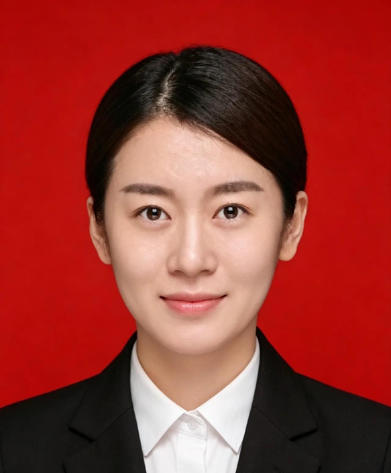 王晓丽，女，汉族，1988年生，山东青岛人，中共党员，2006年考入清华大学美术