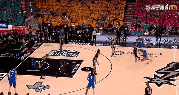 NBA的年轻人，真得交学费。卡鲁索就站在底角，一个简单的投篮假动作，文班亚马就跟