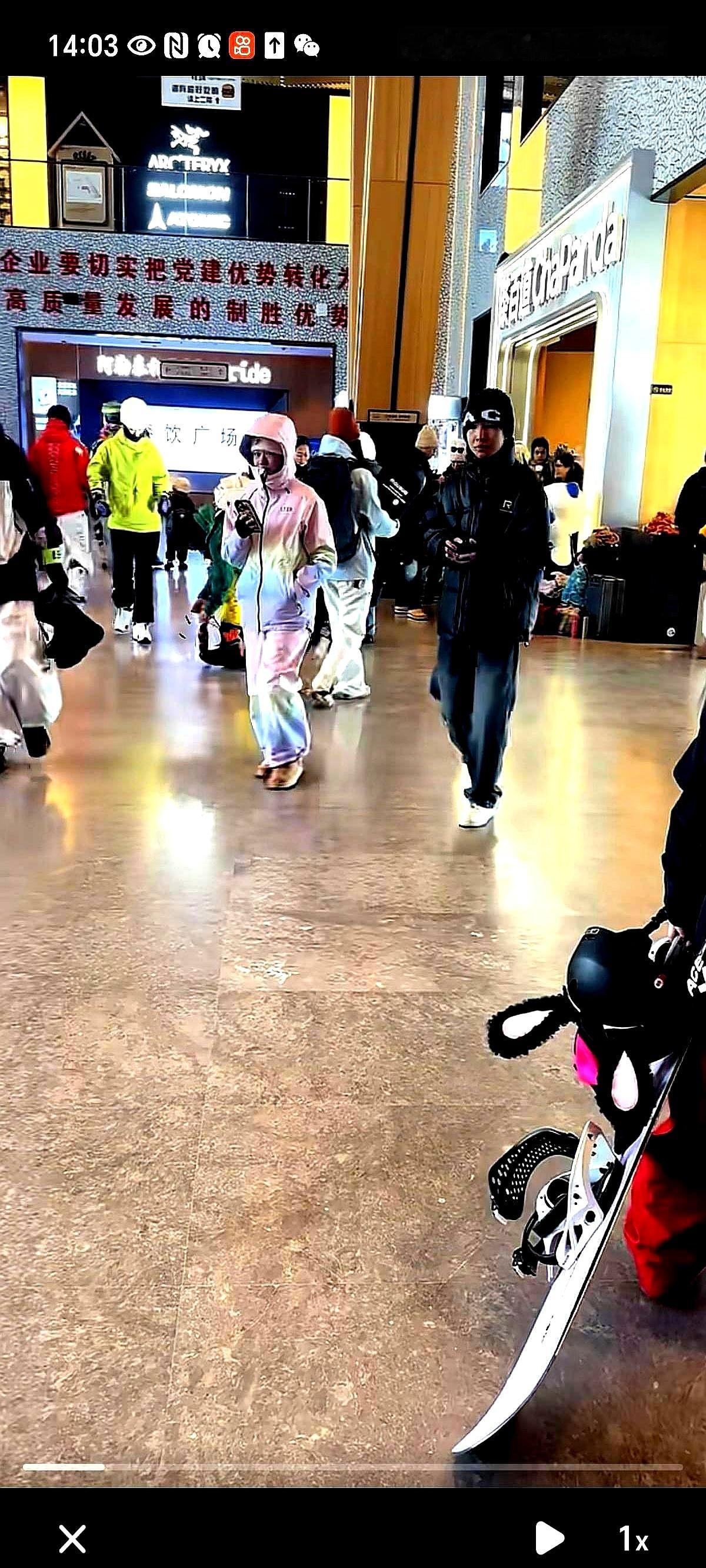 真的蛮佩服她的毅力和好不容易放个假，全红婵就跟着朋友们跑去滑雪，这几天出