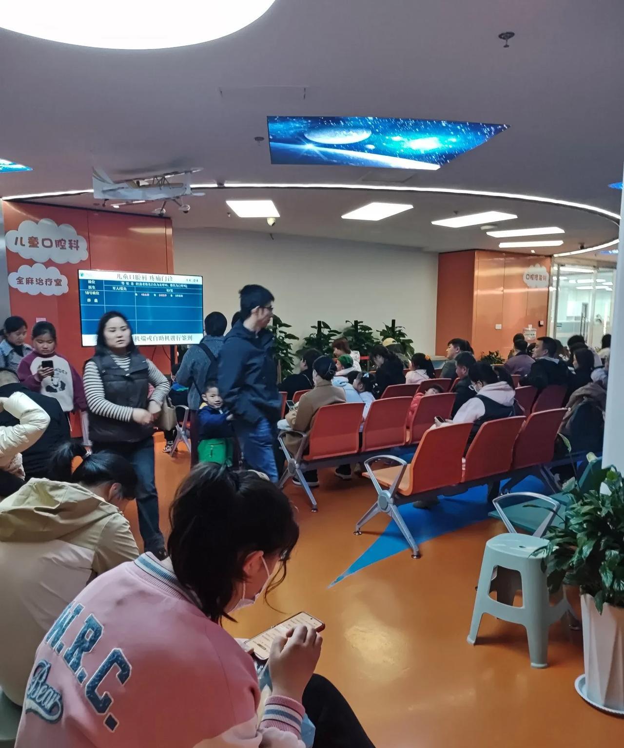 今天听单位好几个年轻妈妈在讨论，周末送不送孩子去参加培训班真是个特别头疼的事情，