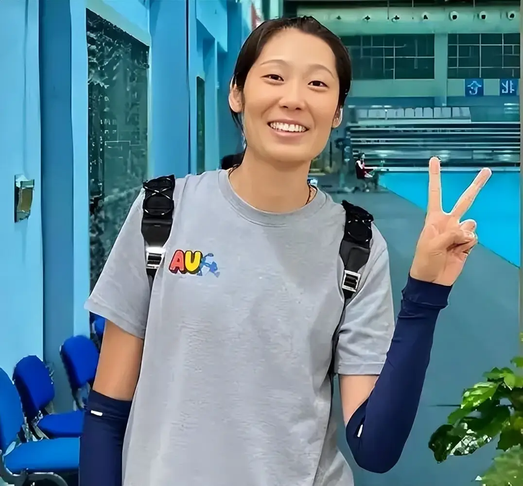 意大利当地媒体采访正在俱乐部备战新赛季的朱婷，采访的最后时刻，意大利记者问她是否关注亚锦赛。朱婷愣了