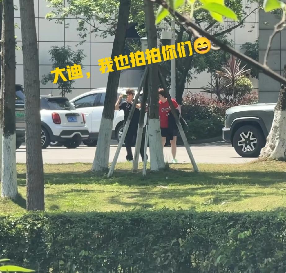 大迪你可要笑死个人了！哈哈，成都封训第二天，大迪和蒯曼刚刚训练结束，只见大迪