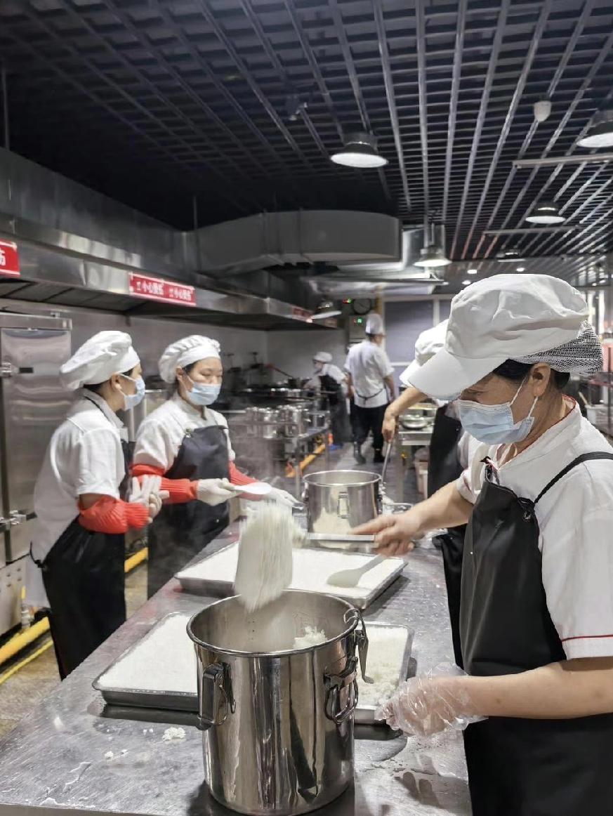 四川小学食堂火了！妈妈掌勺，娃儿吃饭香，家长100个放心！咱就说，学校食堂能