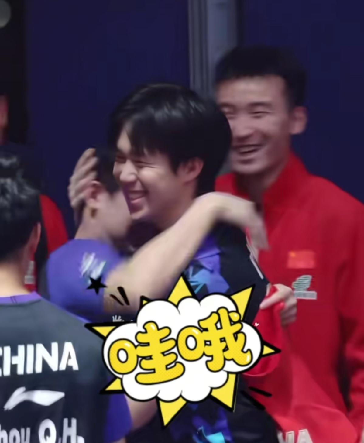 小石头看到他头哥的委屈样，既好笑又心疼。“头哥你怎么才来，我站在球台上找了