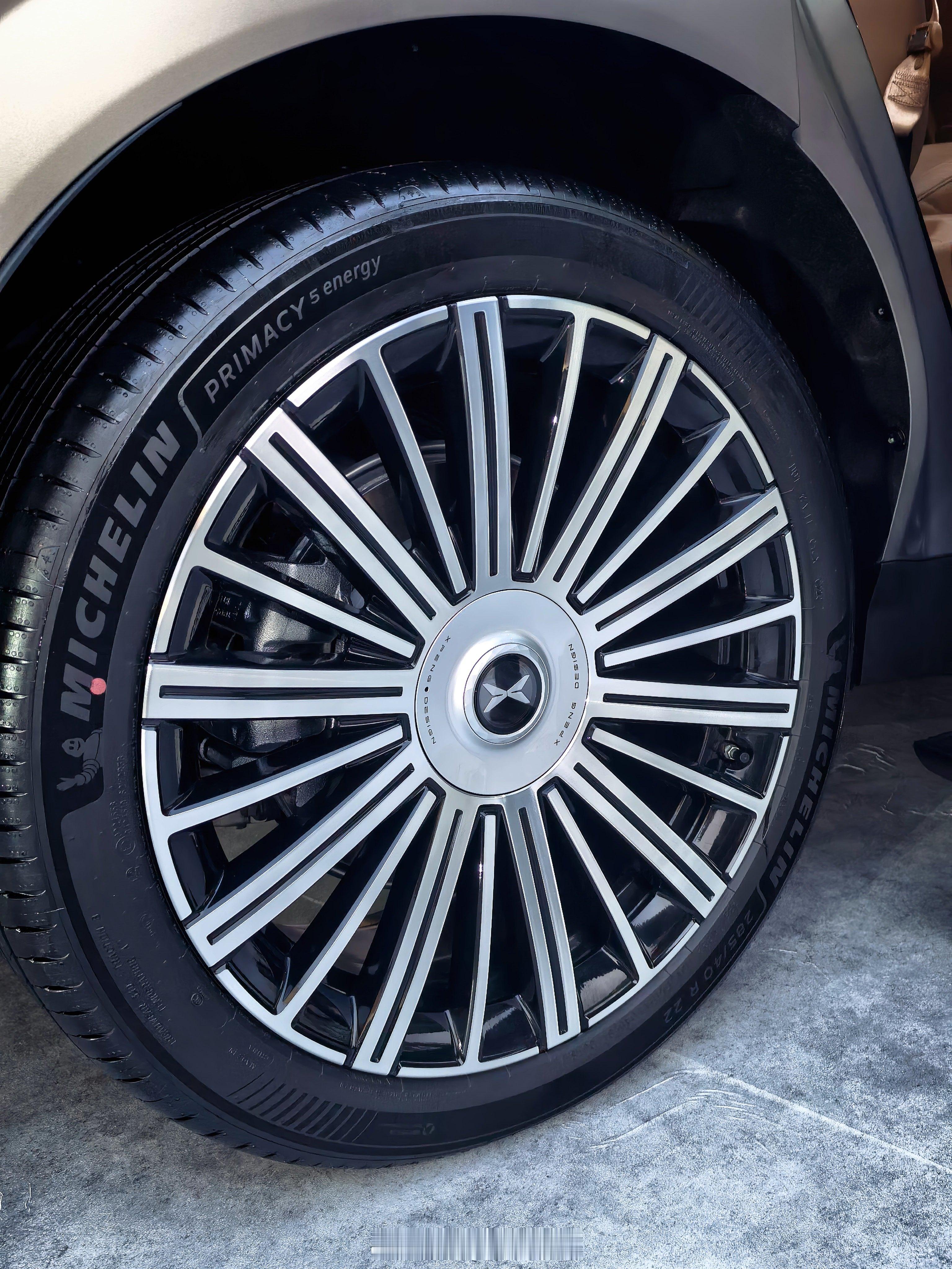 来看小鹏GX了。刚何小鹏大哥说了句“不是我怕出事，而是我不能出事，因为身后有等我