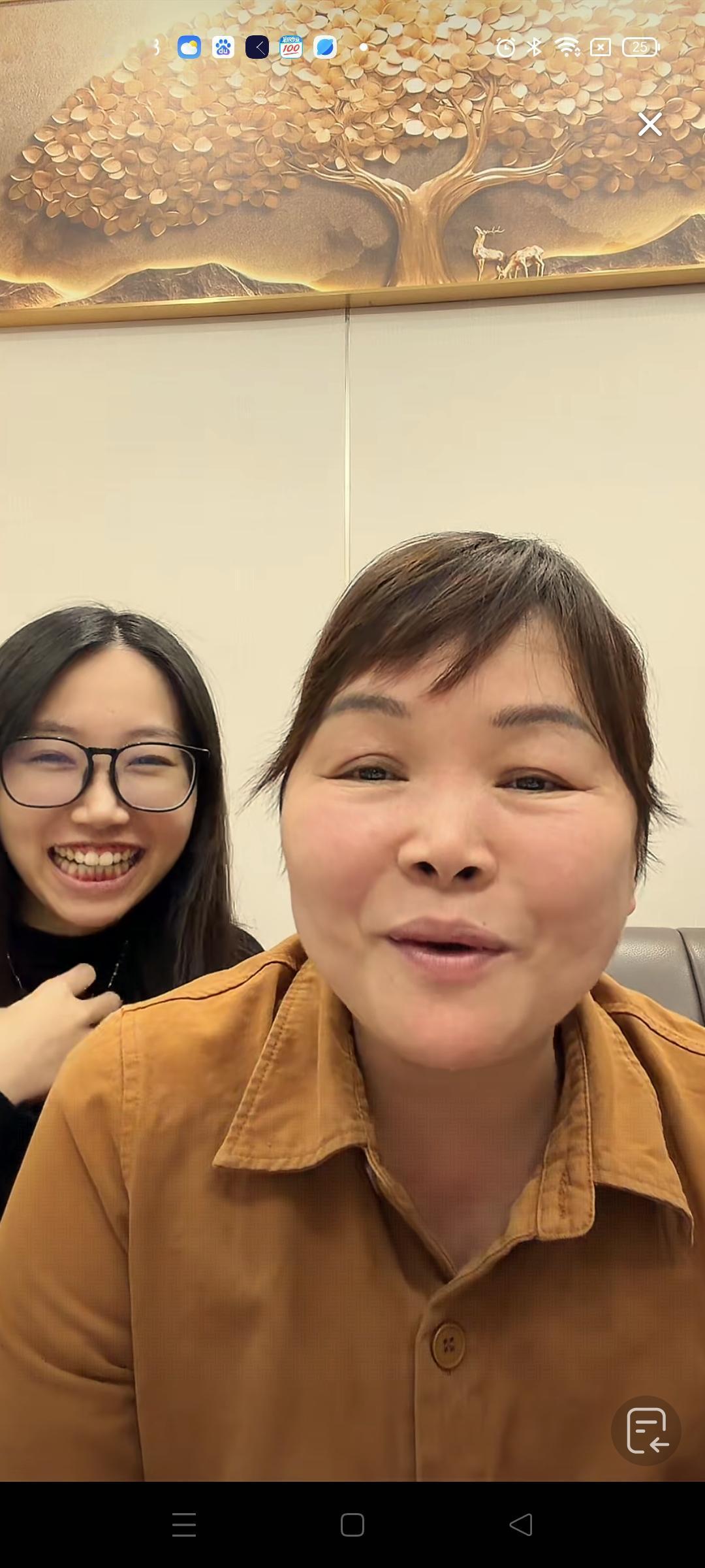 明天叶锐聪的爸爸妈妈和姐姐要去往杭州带货安踏品牌鞋服，有网友问叶锐聪要不要去一起