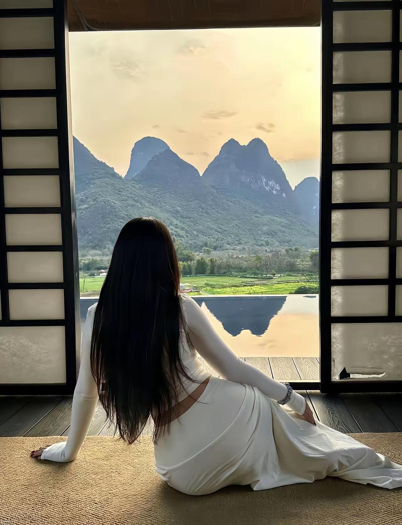 家乡美:山外青山楼外楼，画中人似画中游。