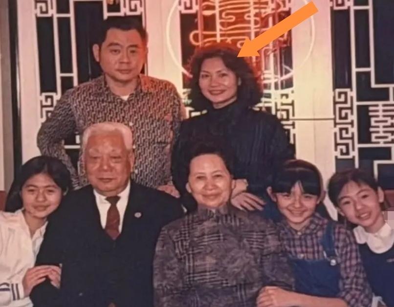如今才理清，黄春梅早年本身并无家底，既不是出身优渥的富家千金，也不是崭露头角的艺