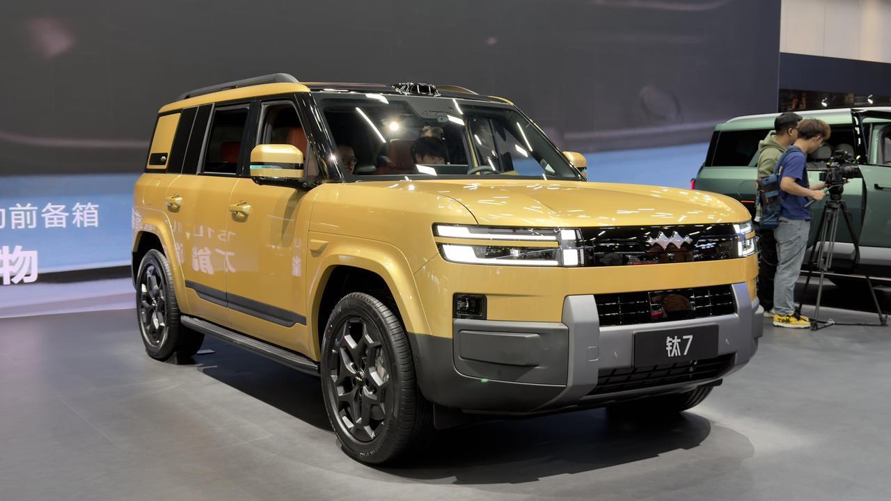 方程豹钛7不愧是明星车型，每一台车都挤满了人，还是最喜欢黄色外观。如果内饰能参考