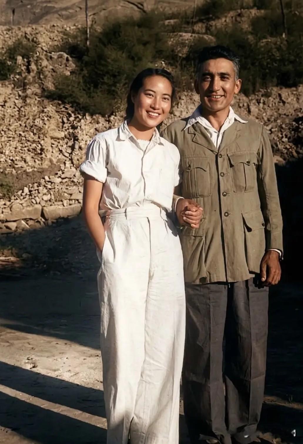 1940年，时年30岁的马海德与时年21岁的周苏菲在延安结婚。他们在野外留下一张