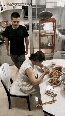 生活中的小插曲，这男人太固执了，能怪媳妇吐你一身饭渣吗？