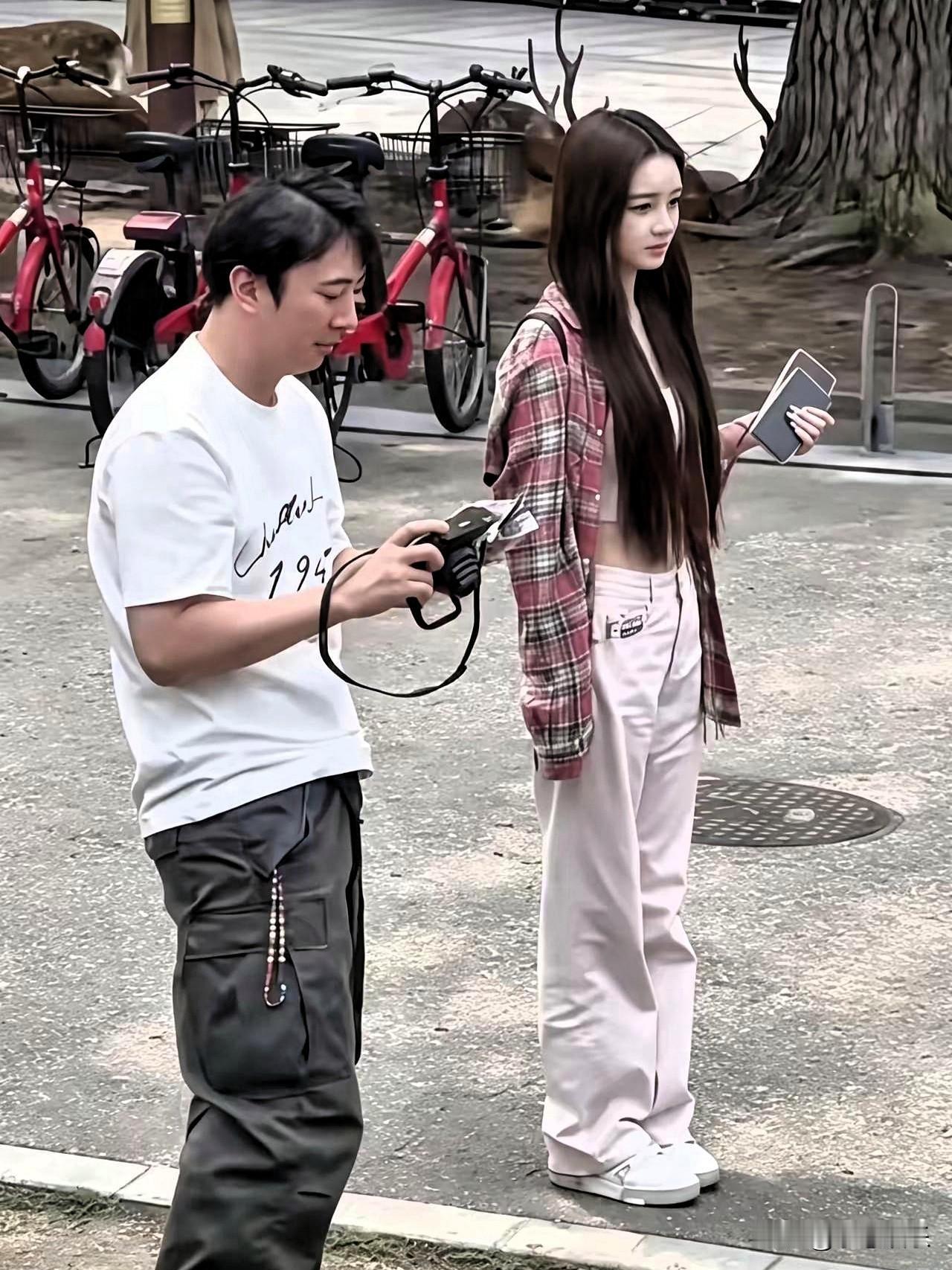 街拍这幕藏瓜！王思聪拿相机拍身边长腿妹，转头就把人家当透明人？王思聪向来随性张
