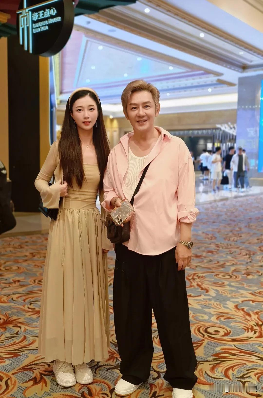港星这么会保养吗？陈浩民现身澳门，染着一头金发，身形瘦而结实，脸很小，下颌线流