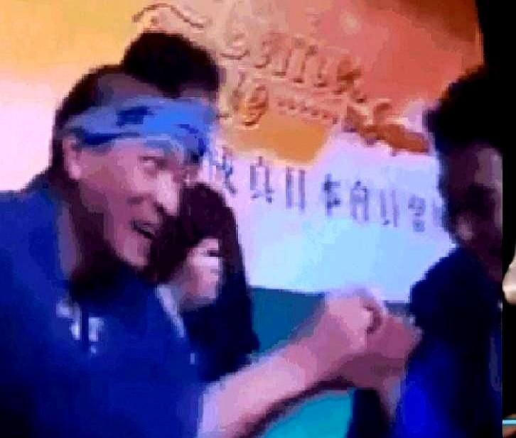 一个半蹲递话筒的镜头，直接把首映礼拱上了热搜。网友很快翻出，她面对国内嘉宾时身