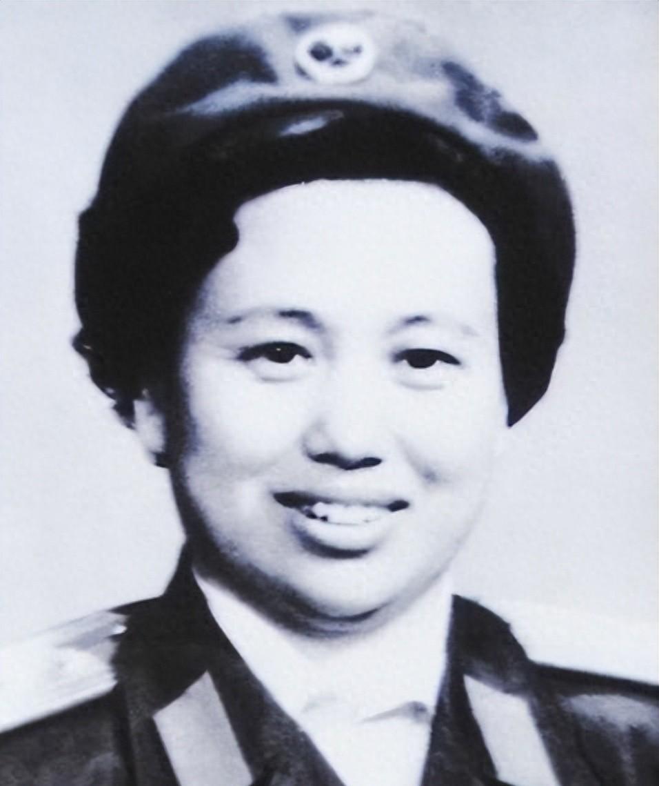 1959年国庆阅兵时，周总理走到一位女士身边，温和地说：请跟我来，这背后发生了什