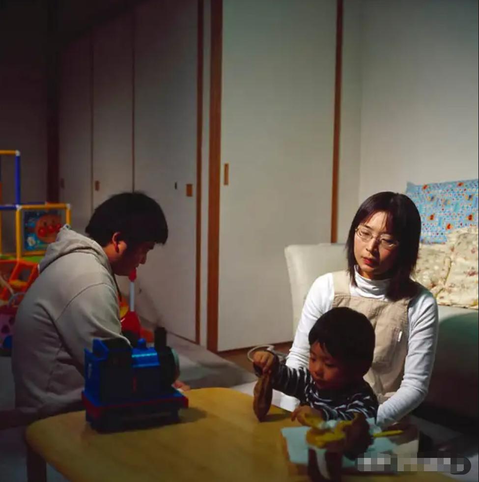 餐厅一幕让全网沉默：那个被呼来喝去的爸爸，是多少男人的缩影？刚在餐厅看到扎心一