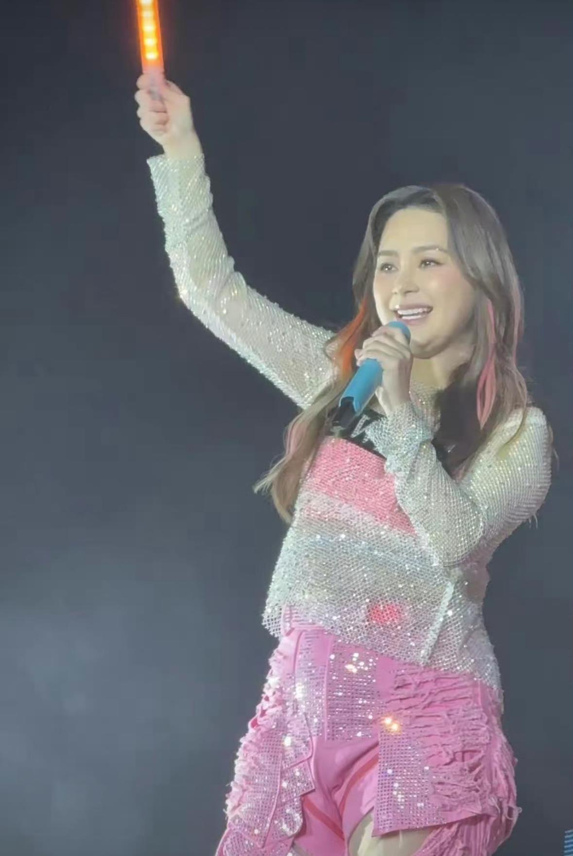 43岁的阿娇胖成“贾玲”，演唱会已经跳不动了，全靠自身颜值在撑