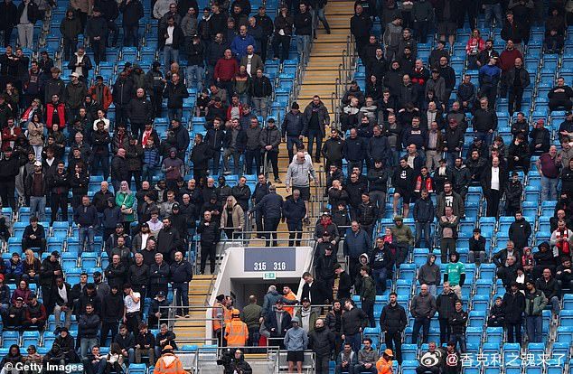 每日邮报记者斯蒂勒评述球迷提前离场：这是随队远征的球迷用脚投票。他们不仅是身体上