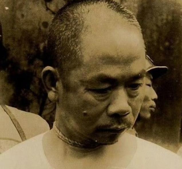 这不是剧照，而是吴石将军牺牲前，敌人给他拍下的最后一幕镜头，此时的他表情凝重，虽