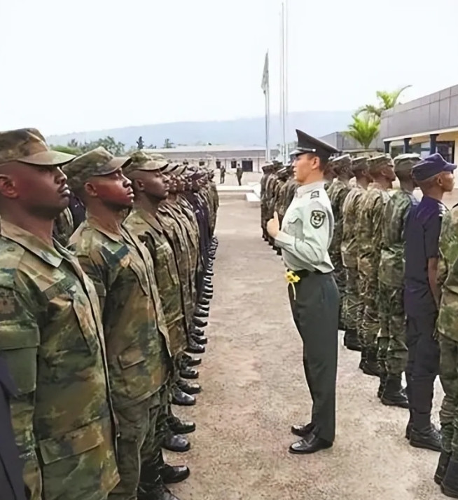 卢旺达士兵在石家庄陆军指挥学校，主要学三项技能，即可横扫非洲。第一，纪律，纪律