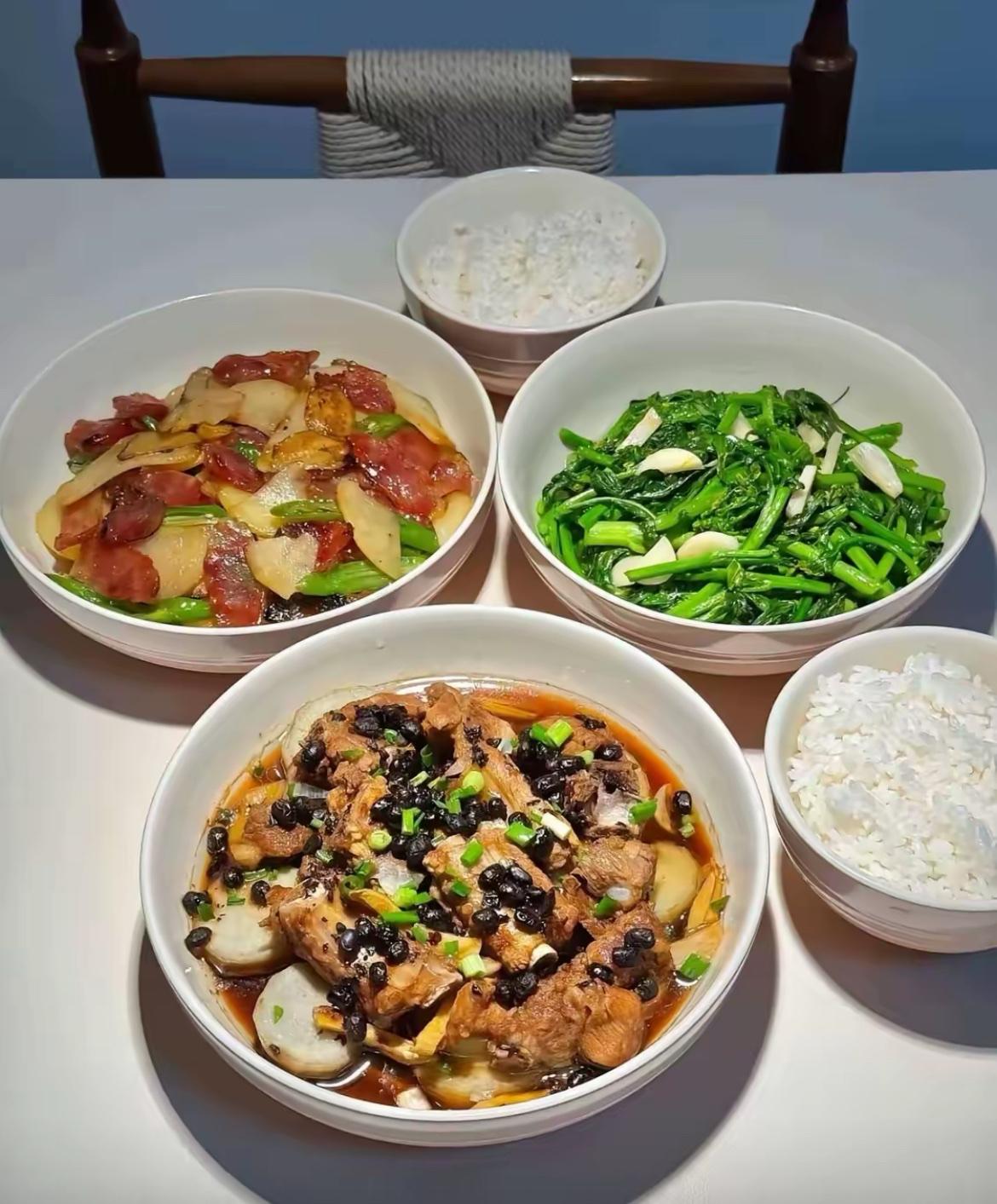 两个人的晚餐，算不算很丰富[笑着哭]