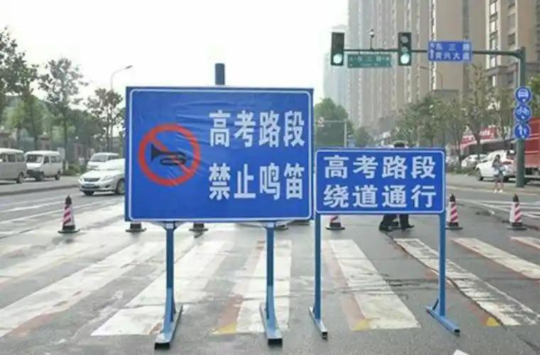 张学友演唱会和高考“撞期”，家长集体抵制。 我想说这跟张学友有啥关系？演出时
