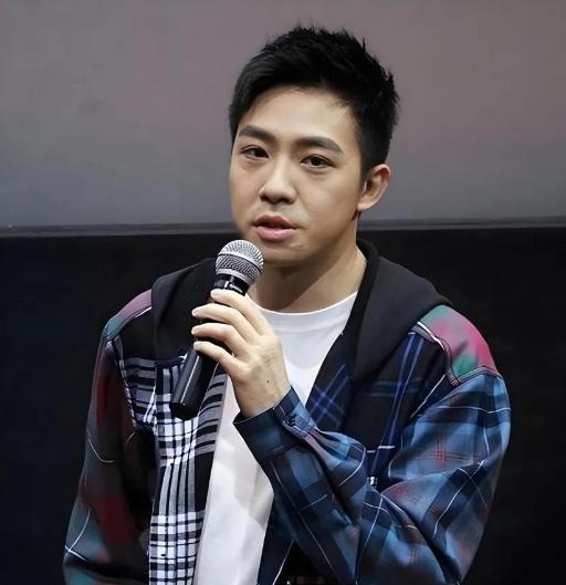 主持人好奇地问俞灏明:"你的粤语为什么讲得这么好、这么标准？"俞灏明笑了一下，说