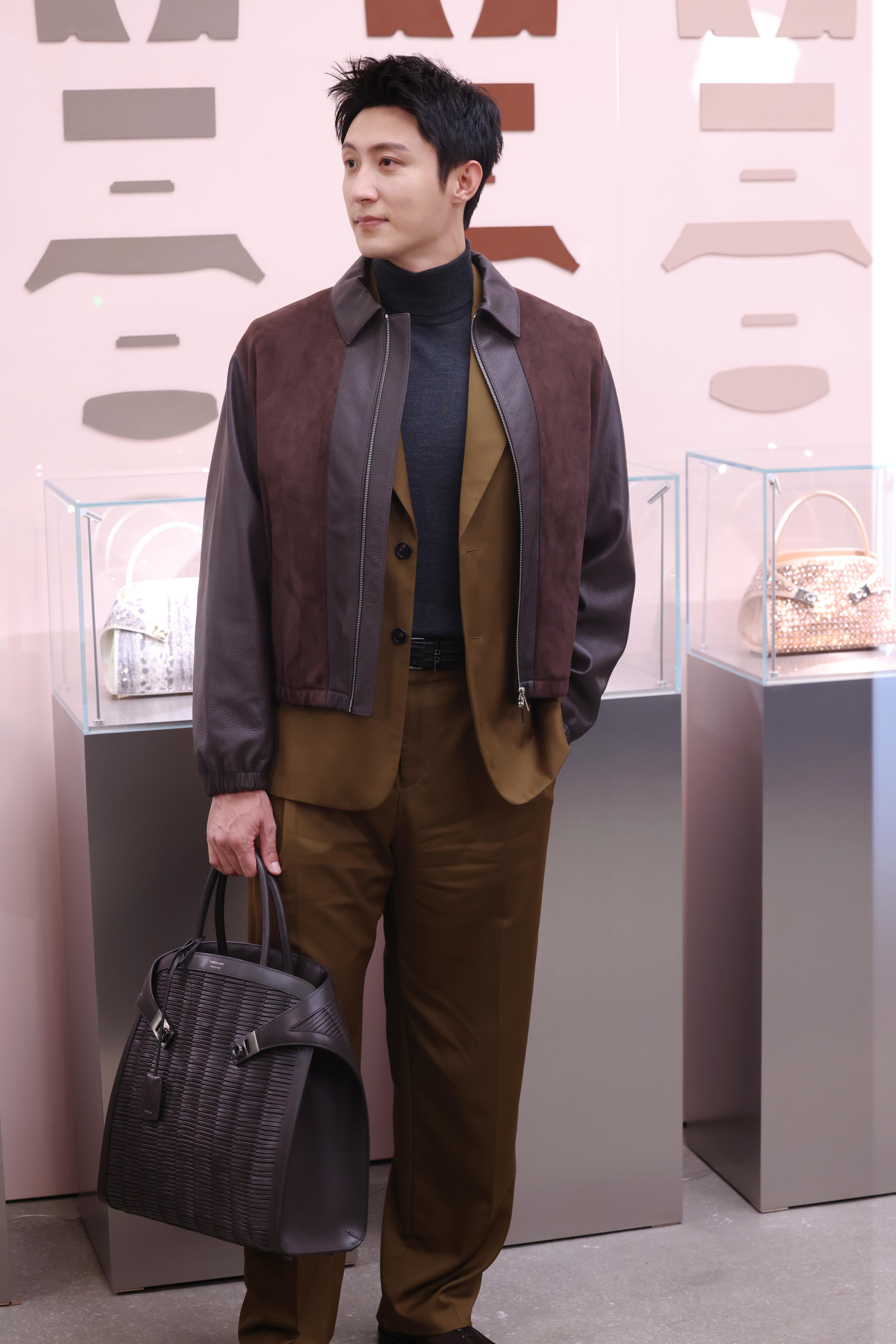 菲拉格慕全球品牌代言人黄景瑜放几张我拍的生图，今天人很多卡不到好位置！刚到现场时