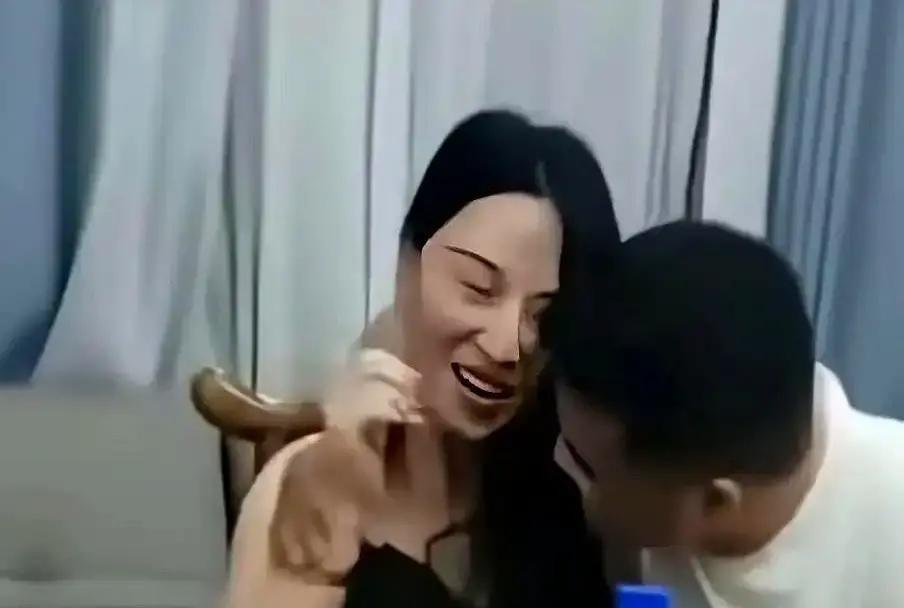 8秒钟的拥抱，5000万双眼睛盯着。长沙同学会那晚，张涛手臂环过来的力度，比抖