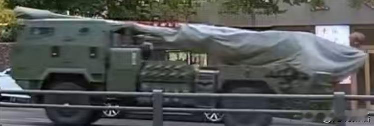 第一眼看上去，这似乎就是一台普通车载榴弹炮，但稍加观察，就会发现它并不一般。一