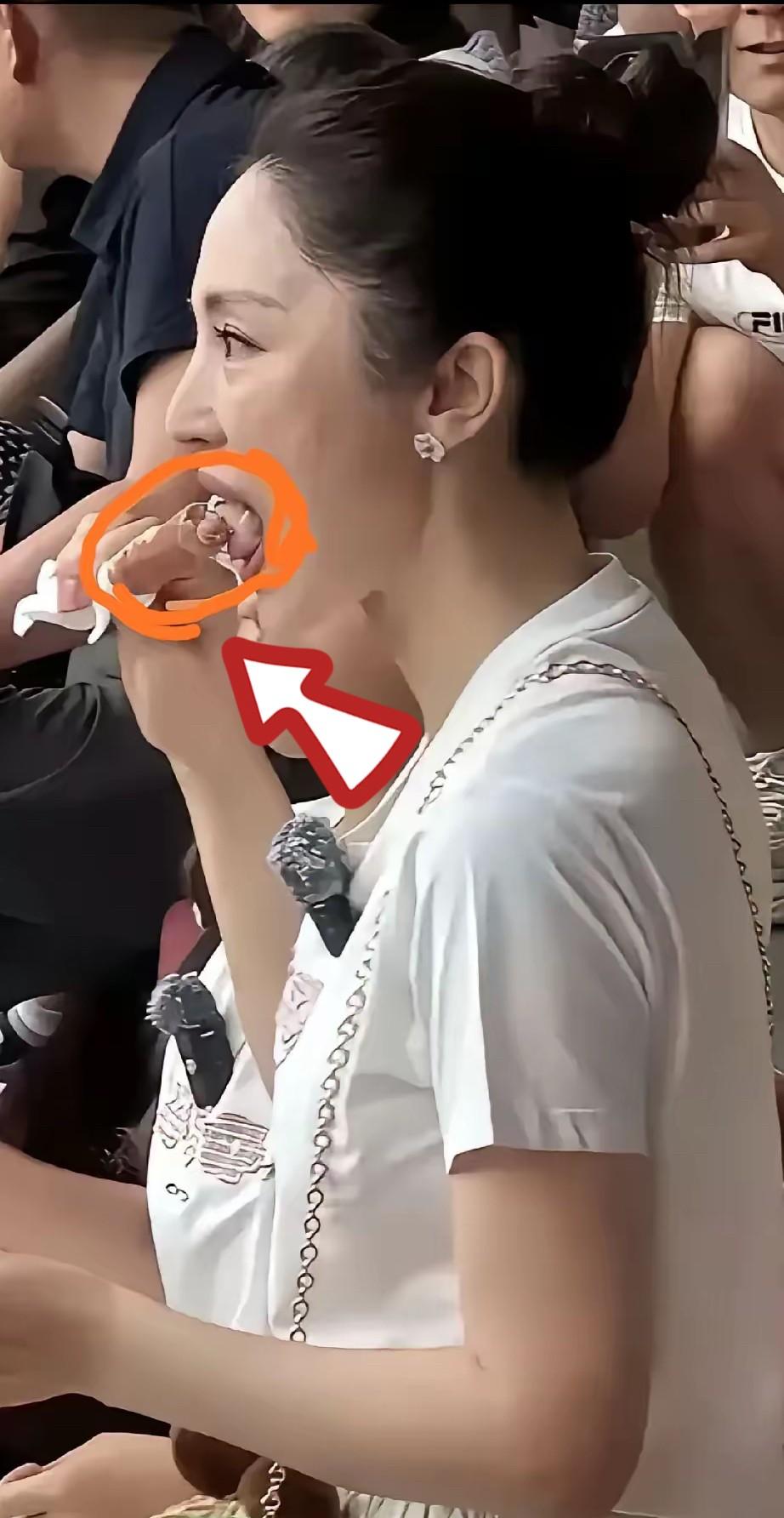我终于明白董璇打舌钉事件，为何压不住了 不是她中年叛逆不肯当贤妻良母，也不是