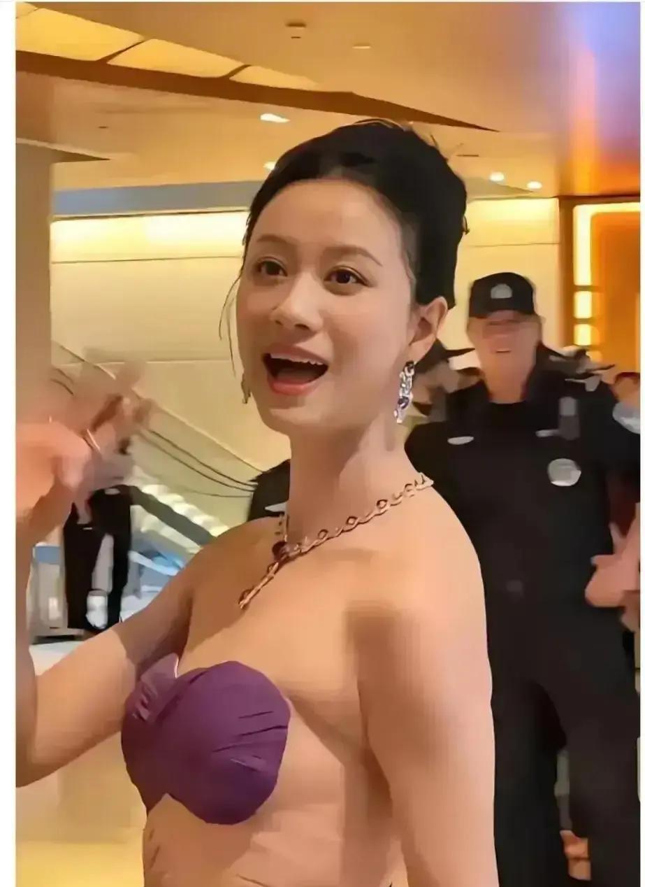 倪虹洁这次红毯被嘲，错的真不是她。那件意大利礼服的原版，是按欧洲模特的腰臀