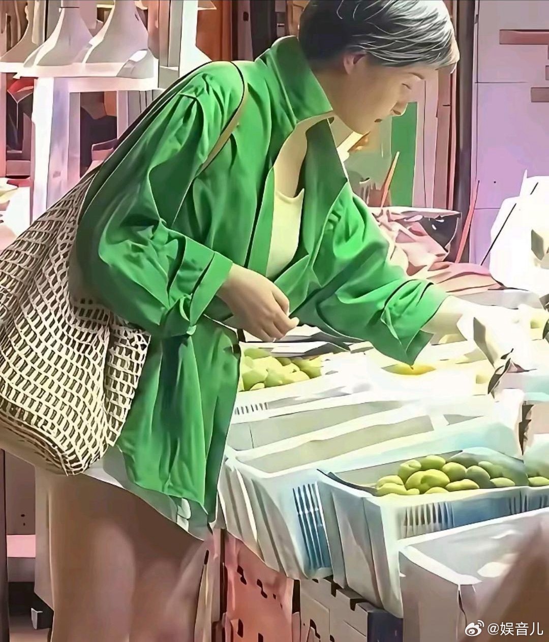 这是明星吴越，她都不染发了，我看见挺好的，有一种自然的美。我一个普通人我也不染发