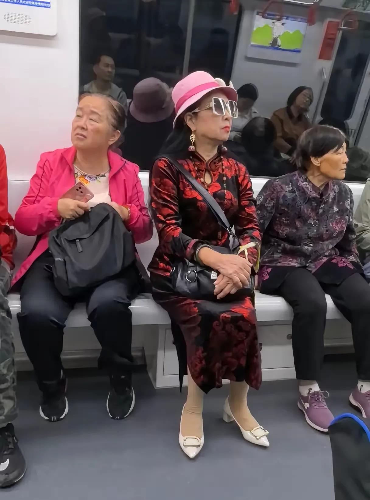 你的身材，你的脸，你的服饰，统统都是你能力的体现。地铁上坐在同一排的三位大妈，