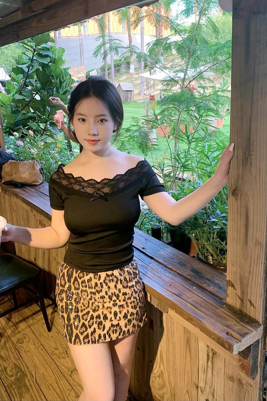 上联：木廊小坐，一杯闲饮融绿意下联：夏意轻扬，几缕风情入画屏横批：惬意时光