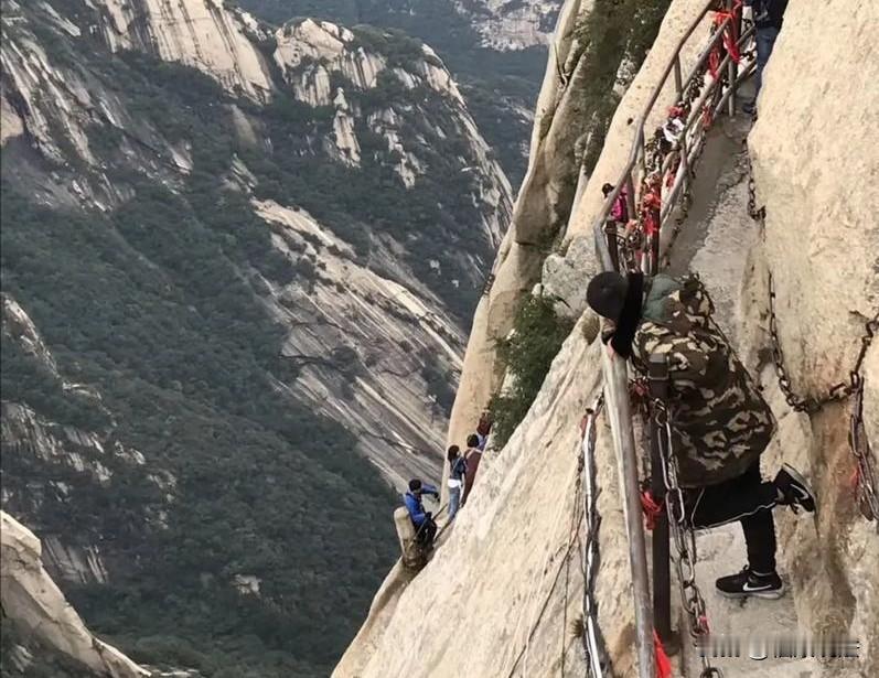 陕西，男子参加华山一日游，爬山脊时，他翻过护栏后坠亡，事后，男子女儿获得超100