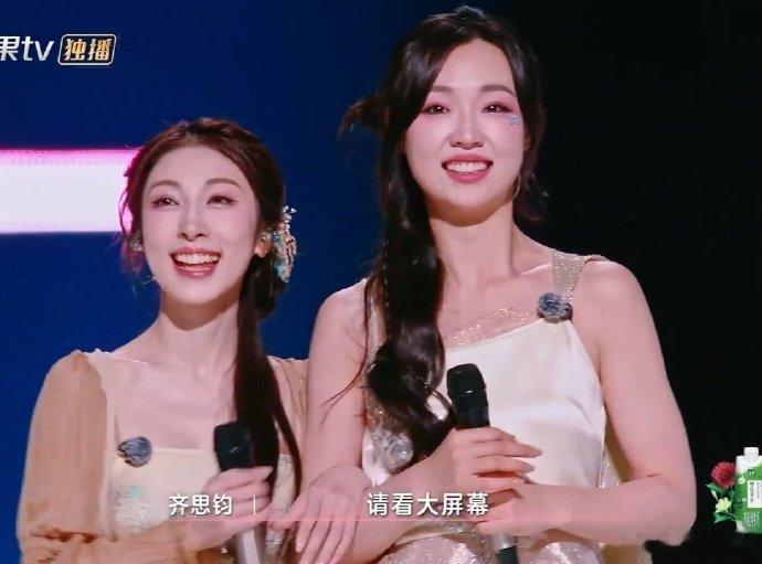 张小婉赢了管乐谁懂啊！张小婉和管乐在《乘风2025》四公舞台上的神仙合作，直接把